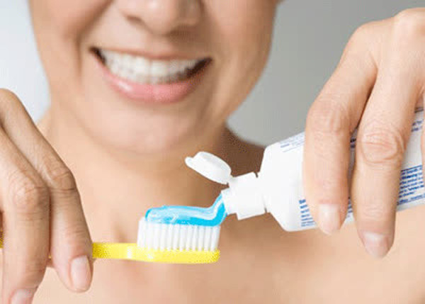 Triclosan là một chất kháng khuẩn phổ rộng có độc tính thấp, có tác dụng kháng khuẩn và kháng nấm. Triclosan thường được sử dụng trong nước súc miệng, thuốc đánh răng và chất khử trùng. Đáng lưu ý, triclosan khi đi vào cơ thể dễ gây cản trở chức năng nội tiết bình thường. Tiếp xúc lâu dài làm tăng nguy cơ phá hủy sự ổn định của tuyến giáp, rối loạn chuyển hóa, rối loạn phát triển thần kinh.