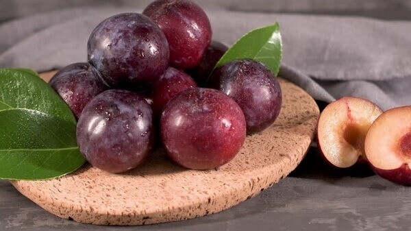 Mận là loại quả phổ biến, thu hoạch từ cuối tháng 3 đến tháng 8. Theo Đông y, quả mận tên thuốc là lý tử có vị ngọt, chua, tính bình. Mận có tác dụng thanh can, điều nhiệt, giải độc, hoạt huyết, sinh tân, chỉ khát, lợi thủy. Trị các chứng hư lao, nóng trong xương, chữa tiểu đường, bụng tích nước, bệnh gan, thủy thũng... (Ảnh minh họa)