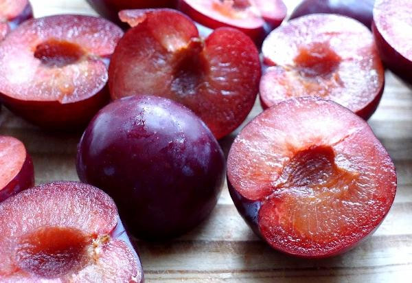 Về thành phần dinh dưỡng, mận có hàm lượng calo tương đối thấp song lại rất giàu vitamin và khoáng chất. Một quả mận có thể chứa 8g carb, 1g chất xơ, 7g đường, 5% RDI (khẩu phần ăn hàng ngày) vitamin A, 10% RDI vitamin C, 5% RDI vitamin K, 3% RDI kali, 2% RDI đồng, 2% RDI mangan. Ngoài ra, mận còn cung cấp lượng nhỏ vitamin B, phốt pho và magie.