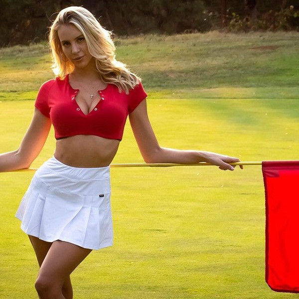 Bình thường, người chơi golf sẽ mặc áo có cổ, kín đáo thì Teresi thoải mái “thả dáng” trong những trang phục tôn đường cong, khoe khéo vòng 1 căng tràn.