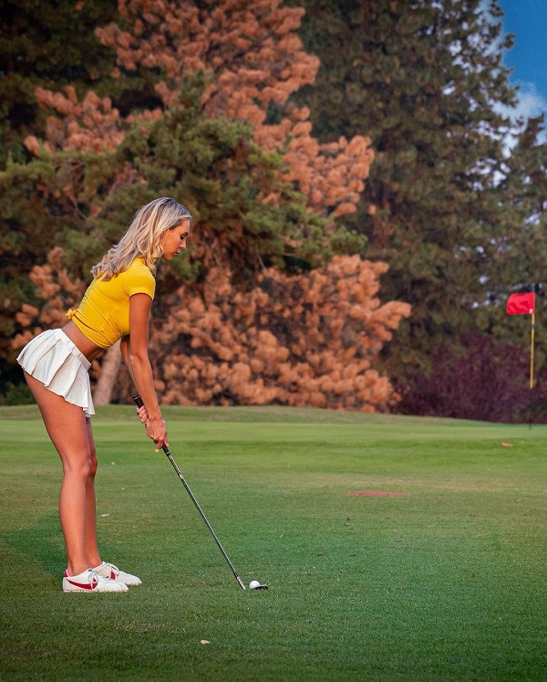 Hiện, Teresi thu hút hơn 1,3 triệu người theo dõi tài khoản Instagram, hơn 500 nghìn người trên trang Twitter và hơn 80 nghìn lượt thích trên trang Facebook. Đây đều là những con số đáng mơ ước của bất kỳ cô gái nào.