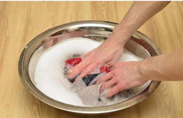 Để ngăn ngừa tác hại của quần áo mới với sức khỏe, chúng ta nên làm sạch chúng trước khi mặc. Tuy nhiên, bạn cần làm sạch đúng cách mới giúp trang phục không bị mất màu.