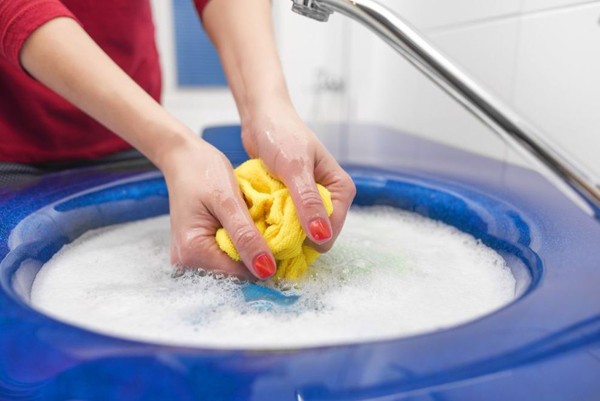 Chú ý, nên giặt riêng quần áo mới bằng tay, tránh giặt chung với quần áo cũ. Giặt riêng cho phép bạn kiểm tra liệu trang phục có bị phai màu hay không, tránh tình trạng phai màu ra các bộ đồ khác.