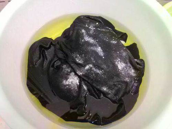 Sau khi ngâm, chị em tiến hành rắc chút muối hoặc xà phòng rồi làm sạch như bình thường. Muối và xà phòng sẽ giúp làm sạch sâu, loại bỏ những vết bẩn không thể loại bỏ khi ngâm với nước ấm.