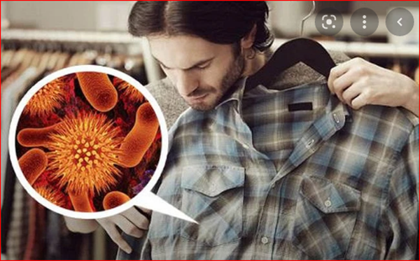 Quần áo mới mua cũng có thể nhiễm bẩn khi trải qua các công đoạn như cắt may, đóng gói. Trường hợp tích trữ lâu trong kho, quần áo còn có thể dính bẩn khi chuột bọ, côn trùng bò qua. Ngay cả khi thành phẩm, quần áo vẫn có thể bám dính mồ hôi, vi khuẩn khi khách ướm thử.