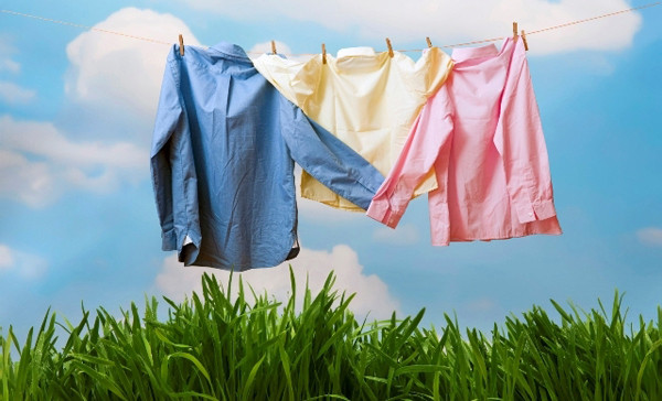 Tùy vào chất liệu quần áo mà bạn nên phơi cho phù hợp. Chẳng hạn, quần áo lụa, đồ bơi tuyệt đối không phơi trực tiếp dưới nắng bởi phơi nắng dễ khiến sợi vải trở nên giòn, bong tróc và dễ phai màu.