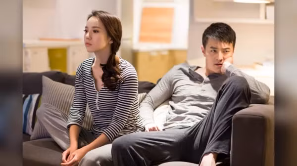 Theo các nhà tâm lý, đàn ông khi yêu phụ nữ, họ sẽ bỏ qua một số khuyết điểm của đối phương. Đôi khi, nhiều chàng trai si tình còn thấy khuyết điểm của bạn gái mình thật dễ thương. Trong khi đó, một khi nam giới “cạn tình”, anh ta sẽ cảm thấy khó chịu trước những thiếu sót của bạn gái. Cảm giác khó chịu này như lăng kính phóng đại lỗi lầm, làm lu mờ những mặt tốt đẹp của đối phương.