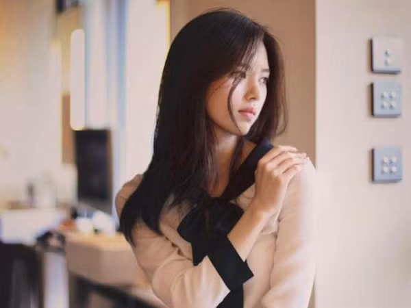 Khi đàn ông hết yêu, họ không sẵn sàng đầu tư thời gian, tiền bạc cho mối quan hệ. Với anh ta, đầu tư thời gian và tiền bạc vào những người phụ nữ mình không có tình cảm thật lãng phí. Thay vì đồng hành cùng người yêu, anh ta sẽ né tránh, viện thật nhiều lý do để hợp lý hóa sự vắng mặt của mình.