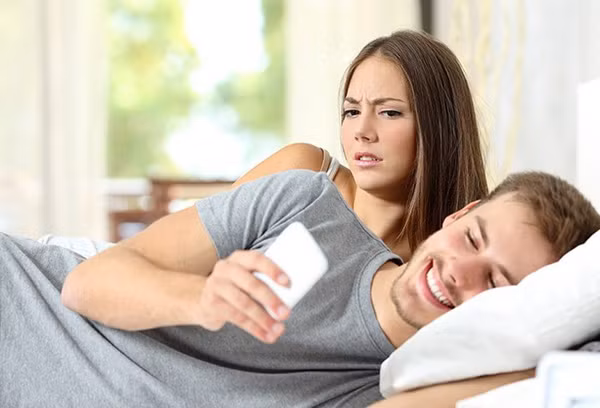  Thiếu kiên nhẫn khi giao tiếp với bạn. Trò chuyện là cách đơn giản, hiệu quả giúp cải thiện mối quan hệ. Không chỉ tình yêu, ngay cả những mối quan hệ thân thiết trong họ hàng, bạn bè lâu năm cũng dễ dàng phai nhạt nếu không ai nói với nhau một lời, “mạnh ai người ấy sống”.