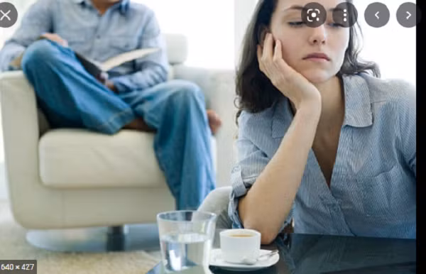 Trong khi đó, hết tình cảm khiến anh ta thiếu kiên nhẫn ngay cả khi bạn đề cập những chuyện hệ trọng. Sự nhàm chán khiến anh ta đi tìm những thú vui khác như điện thoại, chơi game, xem phim dù hai người đang ở bên nhau.