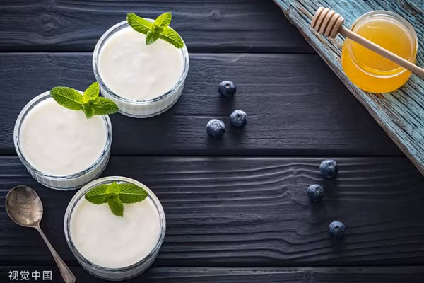 Dùng sữa chua sau bữa ăn để tăng cường tiêu hóa. Khi bị đầy bụng sau ăn, nhiều người sẽ tận dụng sữa chua để thúc đẩy cải thiện tiêu hóa, tăng cường hấp thụ dinh dưỡng. Thực tế, cách làm này không hề có lợi.