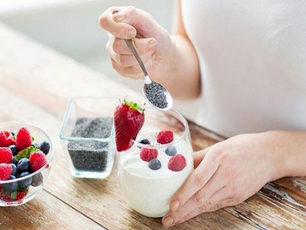 Ăn sữa chua khi đói. Nguyên nhân bởi lợi khuẩn trong sữa chua tồn tại ở điều kiện độ pH lớn hơn hoặc bằng 4,5. Khi đói, độ pH trong dạ dày chỉ bằng 2, nếu ăn sữa chua lúc này thì các vi khuẩn có lợi trong sữa chua bị tiêu diệt.