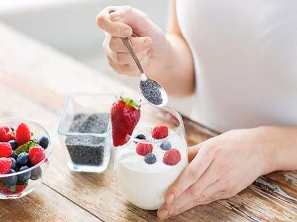 Ăn sữa chua khi đói. Nguyên nhân bởi lợi khuẩn trong sữa chua tồn tại ở điều kiện độ pH lớn hơn hoặc bằng 4,5. Khi đói, độ pH trong dạ dày chỉ bằng 2, nếu ăn sữa chua lúc này thì các vi khuẩn có lợi trong sữa chua bị tiêu diệt.