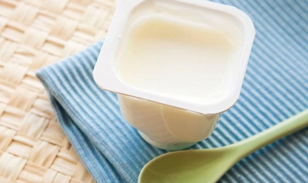 Sữa chua càng đặc càng tốt. Nhiều người ưu tiên chọn loại sữa chua đặc quánh vì tin rằng chúng chứa nhiều dinh dưỡng. Thực tế, độ nhớt của sữa chua ít liên quan đến hàm lượng dinh dưỡng, nó phụ thuộc lượng chất làm đặc được thêm vào trong quá trình sản xuất. Thay vì đánh giá chúng qua độ đặc loãng, bạn nên tìm hiểu danh sách thành phần để tìm hiểu về loại và lượng men trong đó.