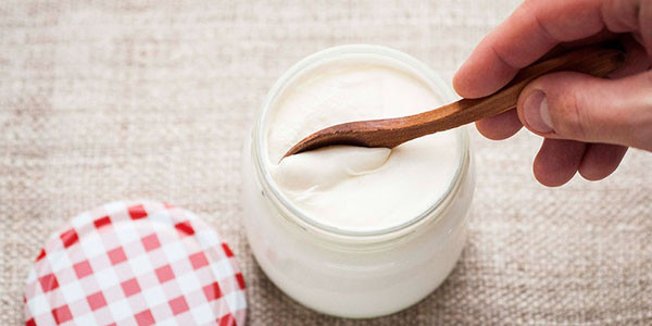 Khi ăn no, dạ dày sẽ chứa lượng lớn thực phẩm. Dùng thêm sữa chua đồng nghĩa với việc bạn tiếp thêm đồ ăn, cảm giác khó chịu sẽ trở nên rõ ràng hơn. Để sữa chua phát huy tối đa lợi ích sức khỏe, bạn nên dùng sau bữa ăn từ 1-2 giờ.