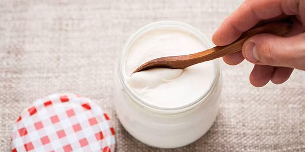 Khi ăn no, dạ dày sẽ chứa lượng lớn thực phẩm. Dùng thêm sữa chua đồng nghĩa với việc bạn tiếp thêm đồ ăn, cảm giác khó chịu sẽ trở nên rõ ràng hơn. Để sữa chua phát huy tối đa lợi ích sức khỏe, bạn nên dùng sau bữa ăn từ 1-2 giờ.