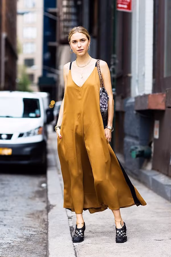  Đồ ngủ là xu hướng thời trang được nhiều ngôi sao và tín đồ thời trang yêu chuộng. Đây cũng là một trong 9 kiểu mốt bùng nổ trên sàn diễn Xuân Hè 2016. (Ảnh minh họa)