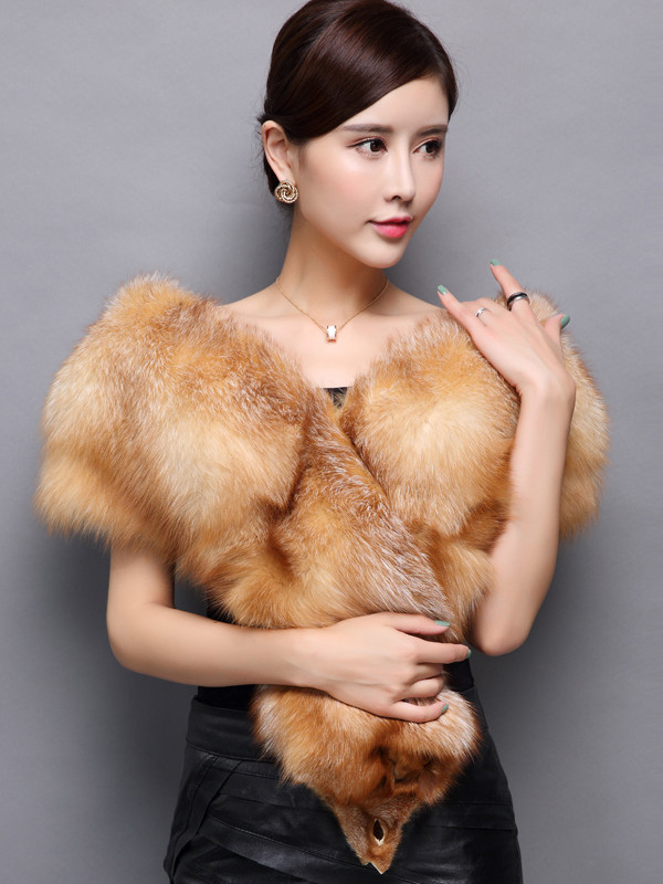 Ngoài việc lựa chọn chất liệu, bạn cũng nên chú ý đến phụ kiện để tạo nên vẻ ngoài thời thượng. Những phụ kiện như khăn choàng lông, giày cao gót, túi xách hàng hiệu... góp phần giúp người đối diện quên đi vẻ bình dân của trang phục.