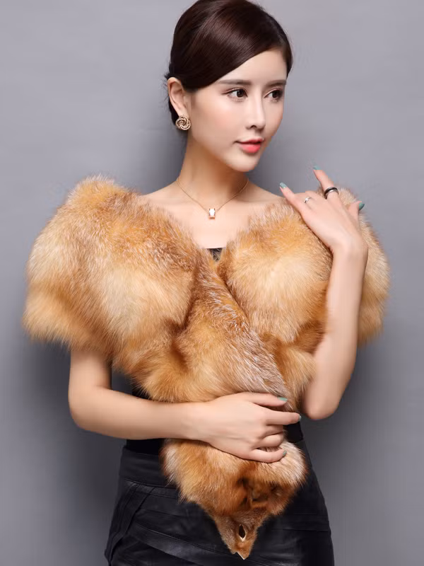 Ngoài việc lựa chọn chất liệu, bạn cũng nên chú ý đến phụ kiện để tạo nên vẻ ngoài thời thượng. Những phụ kiện như khăn choàng lông, giày cao gót, túi xách hàng hiệu... góp phần giúp người đối diện quên đi vẻ bình dân của trang phục.