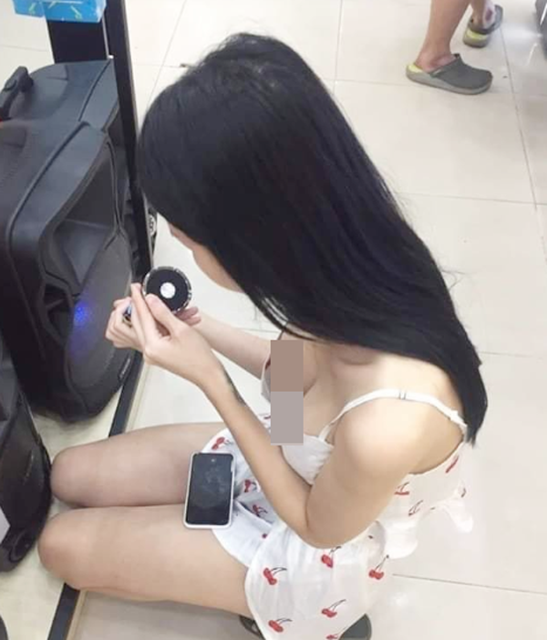 Bên cạnh đó, nhiều chị em bị chê thiếu lịch sự khi chọn kiểu dáng, chất liệu trang phục không phù hợp để xuất hiện trước đám đông. Đồ ngủ là thiết kế phổ biến, quen thuộc với nhiều người song lại là item "khó nhằn". Không chỉ các cô gái “vô danh” gặp sự cố trang phục với xu hướng thời trang đồ ngủ. Ngay cả người nổi tiếng sành mốt cũng từng bị chê phản cảm khi thử sức diện đồ ngủ ra phố.