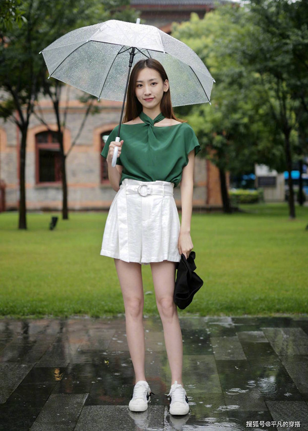 Tại Trung Quốc, giày Xiaobai (giày thể thao trắng nhỏ) đang là mẫu giày hot trend hè 2022. Mẫu giày được nhiều blogger thời trang, người nổi tiếng lựa chọn nhờ kiểu dáng đơn giản song vẫn thời thượng. Khi so sánh với mẫu phụ kiện khác, loại giày thể thao này được đánh giá mang đến sự thoải mái hơn cao gót, tôn dáng hơn so với giày vải thông thường.