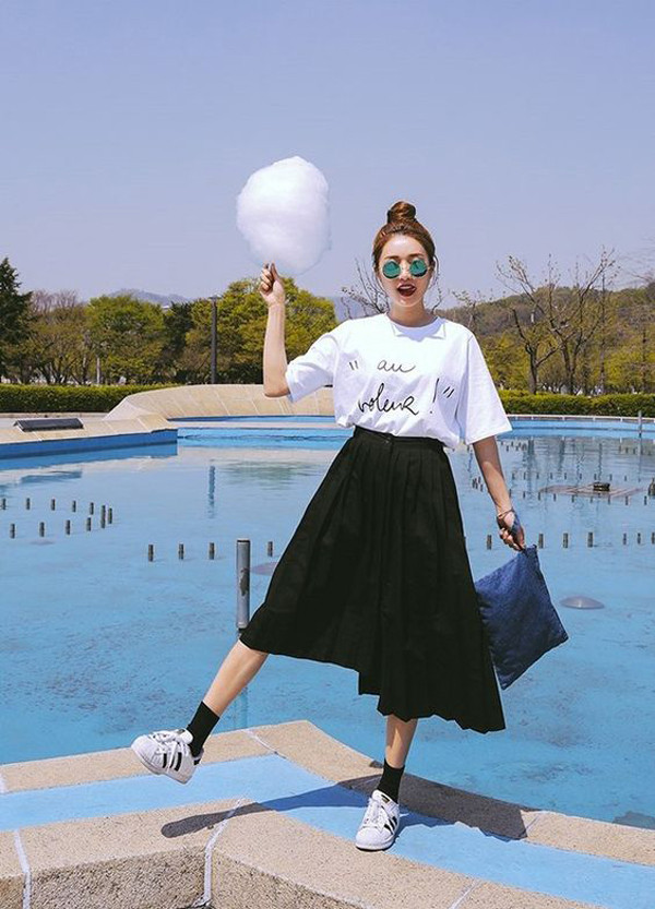 Một lý do nữa khiến giày Xiaobai được yêu thích trở lại là chúng dễ phối với nhiều kiểu trang phục khác nhau. Tùy vào sở thích, tham khảo cách phối đồ dưới đây bạn gái sẽ có được vẻ ngoài nữ tính hay cool ngầu.