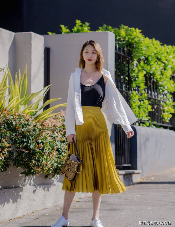 Giày Xiaobai với váy xếp ly. Váy xếp ly màu sắc là ý tưởng không tệ cho những ngày hè nóng nực. Mẫu váy có thiết kế đơn giản song vẫn có thể tôn lên khí chất của người mặc.