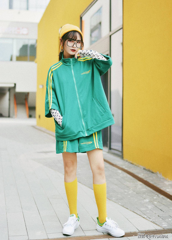 Giày xiaobai với trang phục thể thao. Cách phối đồ này phù hợp với chị em yêu thích sự năng động. Vào mùa hè, bạn nên chọn những bộ đồ rộng rãi để mang tới cảm giác mát mẻ, thoải mái nhất.