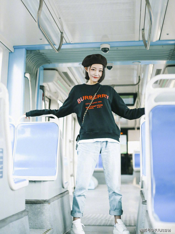 Giày xiaobai với quần jean. So với mẫu jean bó sát, jean ống suông hiện đang là items được nhiều bạn trẻ yêu thích hơn. Khi diện jean với giày xiaobai, bạn hãy xắn ống quần để lộ phần mắt cá chân ra ngoài. Chú ý, nên chọn giày có phần đế độn để “ăn gian” chiều cao. Phần đế này cũng giúp vẻ ngoài hài hòa hơn do quần ống rộng nhìn xa rất dễ “dìm dáng”.