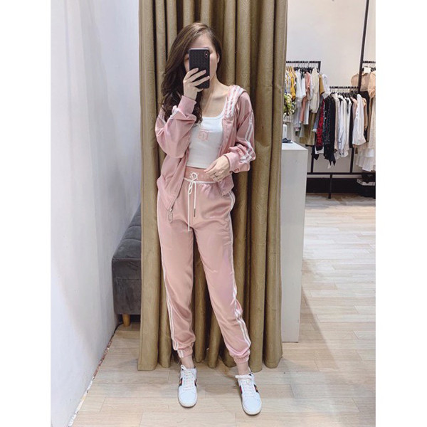 Nếu muốn trở nên cá tính, bạn nên chọn màu trang phục nổi bật, kiểu dáng độc đáo kết hợp giày xiaobai đế cao. Bộ đồ sẽ mang tới diện mạo vừa khỏe khoắn, trẻ trung mà vẫn rất tôn dáng.