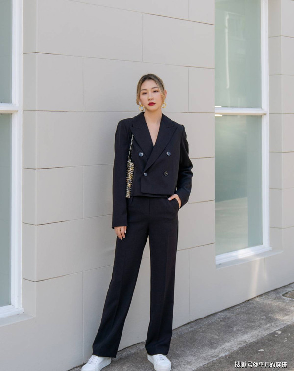 Giày xiaobai với suit. Mặc suit mùa hè, bạn nên cân nhắc chất liệu mỏng nhẹ. Kết hợp với giày xiaobai, bạn gái sẽ có vẻ ngoài cá tính, linh hoạt thay vì vẻ cứng nhắc thường thấy của thiết kế suit.