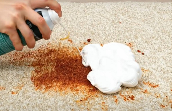 Dùng bọt cạo râu làm sạch thảm. Thay vì tốn tiền để mua các chất làm sạch chuyên dụng, bạn có thể dùng bọt cạo râu để làm sạch thảm. Loại kem cạo trắng được đánh giá an toàn để sử dụng trên thảm vì chúng không chứa màu nhân tạo.
