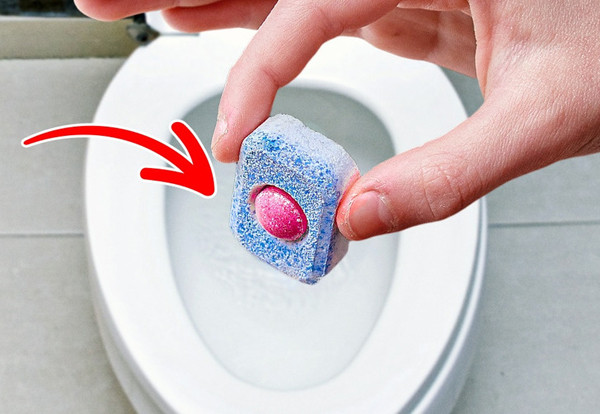 Ngoài làm sạch bát đĩa, bạn có thể tận dụng viên rửa bát để làm sạch những vật dụng khác như bồn cầu. Khi thực hiện, bạn đặt một viên vào bồn rồi để qua đêm. Tiếp đó, dùng bàn chải cọ rửa là có thể dễ dàng loại bỏ vết ố lâu ngày.