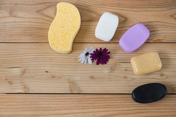 Tận dụng xà phòng thay sáp thơm bồn cầu. Bồn cầu dùng lâu dễ tạo mùi khó chịu. Thay vì mua các loại sáp thơm tốn kém, bạn có thể tận dụng những bánh xà phòng phổ biến trên thị trường.