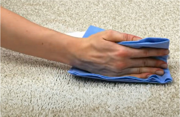 Khi thực hiện, bạn xịt bọt lên vết bẩn. Đợi một lúc rồi dùng khăn lau sạch, các vết bẩn cứng đầu sẽ được loại bỏ dễ dàng. Cách này cũng rất hữu hiệu khi làm sạch những đồ nội thất khác.