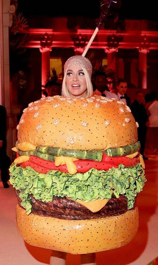 Tại Met Gala 2019, ca sĩ Katy Perry hóa trang thành chiếc bánh kẹp hamburger cỡ lớn ngay trên thảm đỏ. Bộ trang phục nhanh chóng trở thành chủ đề gây chú ý, nhận nhiều lời ngợi khen.