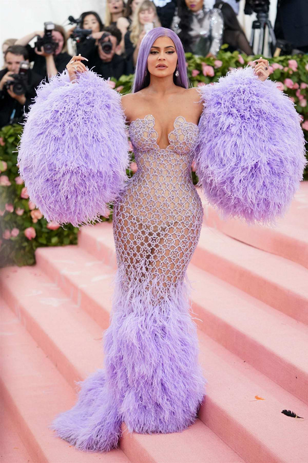 Bộ cánh của Kylie đến từ thương hiệu thời trang Versace. Để hoàn thiện thiết kế, thương hiệu đã đưa ra bản phác thảo trước đó 4 tháng để nữ minh tinh lựa chọn. Sau khi được duyệt, những thợ may dày dặn kinh nghiệm của Versace phải mất tới 30 ngày lao động liên tục để hoàn thiện.