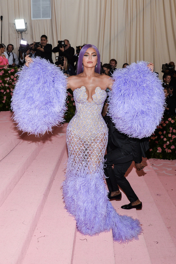 Tại Met Gala 2019, Kylie Jenner gây ấn tượng với cả bộ màu tím từ mái tóc đến đầm lưới gắn lông vũ dáng đuôi cá.