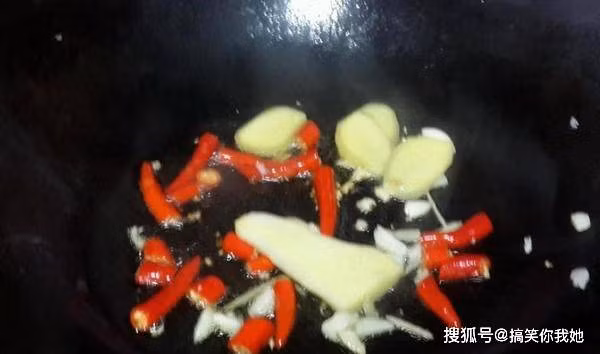 Đun nóng dầu rồi cho ớt, tỏi băm và gừng thái sợi phi thơm. Tiếp tục cho váng đậu, tiêu vào đảo đều.