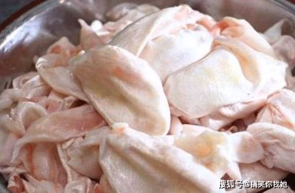 Bóng cá mua về cần chọc thủng lớp màng bên ngoài xả hết khí bên trong rồi rửa sạch, ngâm với hỗn hợp rượu gừng để loại bỏ mùi tanh. Các nguyên liệu như hành, gừng, tỏi, ngò cắt nhỏ.