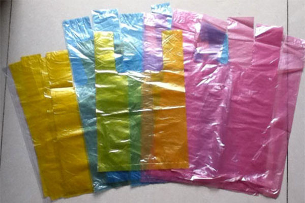 Ngửi túi xem có mùi khó chịu không. Túi đủ tiêu chuẩn sẽ không có mùi đặc biệt. Mặt khác, túi nilon đạt chuẩn sẽ có độ bền cao, không bị bục rách. Trong khi đó, túi không đảm bảo thường chịu lực kém, dễ vỡ do lẫn nhiều tạp chất.