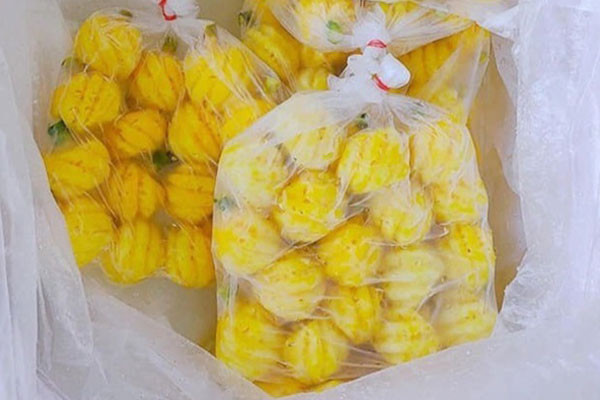 - Dùng túi nilon để đựng trái cây, rau quả tươi. Để thuận tiện và tiết kiệm, nhiều chị em sẽ đựng rau trong túi ni lông rồi cất vào tủ lạnh. Tuy nhiên, cách làm này không được khuyến khích. Bạn nên sử dụng màng bọc thực phẩm thay vì dùng túi ni lông thông thường. Quy trình đặc biệt và nguyên liệu thô của màng bọc thực phẩm có khả năng thông khí, an toàn cho người sử dụng. Trong khi đó, các loại túi ni lông thông thường không thể đáp ứng yêu cầu này.