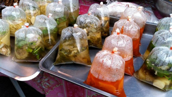 1. Túi chứa benzopyridine. Túi nilon chứa benzopyrene thường có màu sặc sỡ, thuộc loại túi nilon tái chế. Benzopyrene là một loại hidrocacbon thơm đa vòng, có khả năng gây ung thư mạnh. Cơ quan Nghiên cứu Ung thư Quốc tế từng xếp benzopyrene vào nhóm chất gây ung thư hàng đầu. Sử dụng loại túi này đựng thực phẩm, benzopyrene có thể ngấm sang đồ ăn, gây ngộ độc mãn tính.