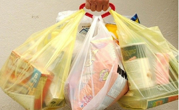 Để chọn túi nilon an toàn, đầu tiên bạn nên kiểm tra bao bì của chúng xem có chữ “sử dụng cho thực phẩm” hay không. Tiếp đó, chú ý đến màu sắc bên ngoài. Hầu hết các túi nhựa màu sử dụng vật liệu tái chế từ nhựa phế thải và không thể được sử dụng để đựng thực phẩm.