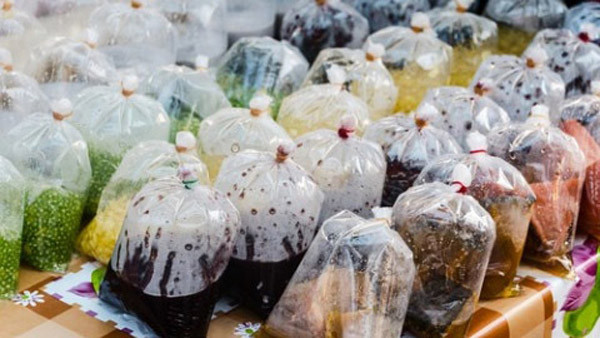 2. Túi chứa chất hóa dẻo. Tiếp xúc với các thành phần trong túi chứa chất hóa dẻo có thể gây hại nghiêm trọng đến sức khỏe. Cụ thể, người sử dụng có thể đối diện các bệnh nguy hiểm như tim mạch, ung thư, thậm chí gây dị dạng hệ sinh sản của bé trai.