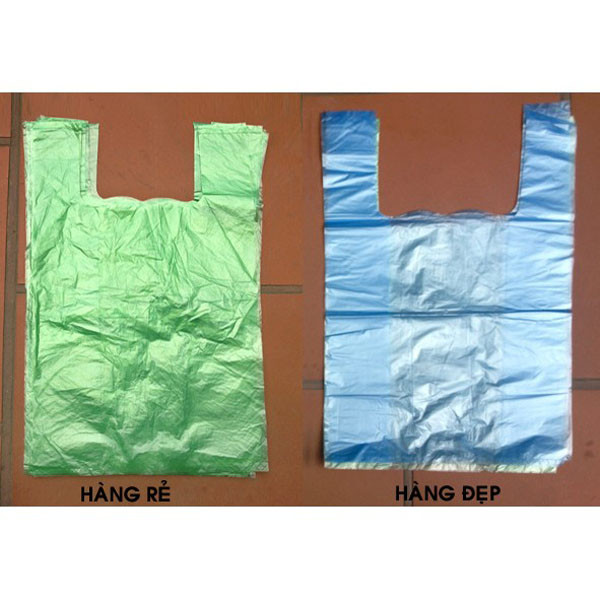 Đặt túi vào nước, dùng tay ấn xuống đáy chậu. Sau thời gian ngắn, túi nilon không chứa chất độc sẽ nổi lên. Ngược lại, túi chứa nhiều chất độc hại sẽ chìm xuống. Hoặc bạn có thể dùng tay cảm nhận cũng giúp phân biệt túi nilon độc hại. Túi đảm bảo sẽ mang lại cảm giác mịn trong khi loại độc hại gây cảm giác dính, se lại khi chạm vào. Khi đốt, túi an toàn sẽ cháy ngay, ngọn lửa màu vàng, nhựa nóng chảy. Trong khi đó, túi nilon độc hại sẽ chảy giọt như ngọn nến, tỏa mùi khét, khó cháy. Khi cháy, ngọn lửa có màu xanh lục.