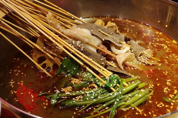 Ăn nhiều đồ cay nóng. Niêm mạc dạ dày rất nhạy cảm, chỉ chịu được thực phẩm nhiệt độ dao động 50-60°C. Nhiệt độ quá nóng dễ khiến niêm mạc bong tróc, suy giảm chức năng tiêu hóa và hấp thụ. Để có lợi, bạn nên hạn chế các món cay, lẩu... Bất chấp ăn nhiều sẽ dẫn đến viêm dạ dày, loét dạ dày... Theo thời gian, những bệnh này có thể tiến triển thành ung thư.