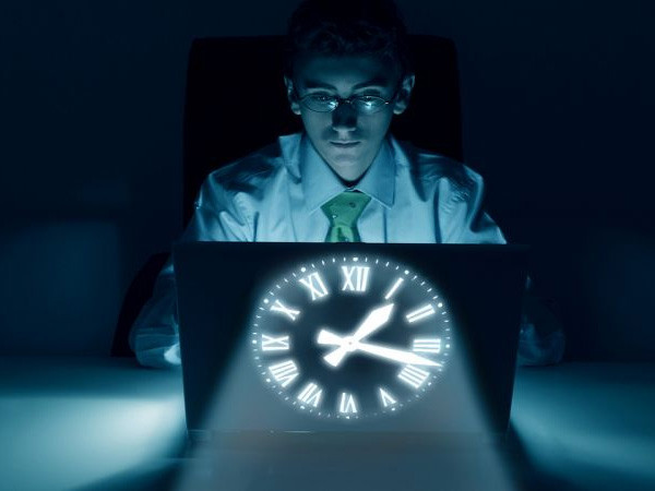 Theo chuyên gia, dạ dày là cơ quan hoạt động rất đúng giờ. Ăn uống ngủ nghỉ bất thường khiến lượng lớn dịch vị tiết ra không được sử dụng, lâu dần sẽ sinh các bệnh lý về dạ dày. Thức khuya cũng ảnh hưởng tiêu cực đến quá trình phục hồi của bộ phận này, khiến những tổn thương không được chữa lành ngày càng trở nên nghiêm trọng.