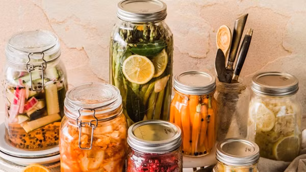 Thực tế, dưa muối chứa hàm lượng muối cao. Ăn nhiều muối làm tăng nguy cơ huyết áp cao, tổn thương niêm mạc, viêm loét đường tiêu hóa. Quá trình muối chua, rau có thể tạo nitrit. Chất này sau khi vào cơ thể sẽ chuyển hóa thành nitrosamine. Ở đó, nitrosamine là một chất gây ung thư cực mạnh, có thể làm tăng nguy cơ hình thành các khối u ở hệ tiêu hóa.