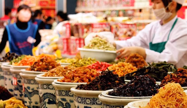 Hóa ra, vợ chồng ông Vương hồi trẻ kinh tế khó khăn. Cuộc sống bần hàn khiến cả nhà thường ăn các món muối chua qua bữa. Khi cuộc sống ổn định hơn, hai người vẫn giữ thói quen ăn uống thuở hàn vi, trong các bữa ăn nhất định phải có dưa chua.